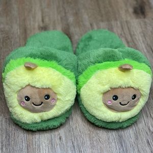 Adorable plush women’s AVOCADO SLIPPERS!! 🥑 size 5-8!! So comfy!